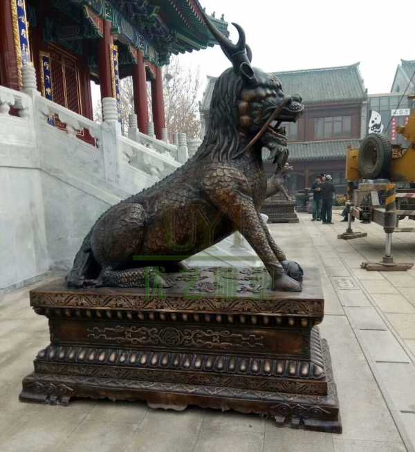 居宗教廟堂之高，擇黃銅麒麟雕塑守業(yè)